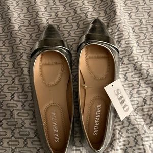NWT Silver flats size 8.5 never worn